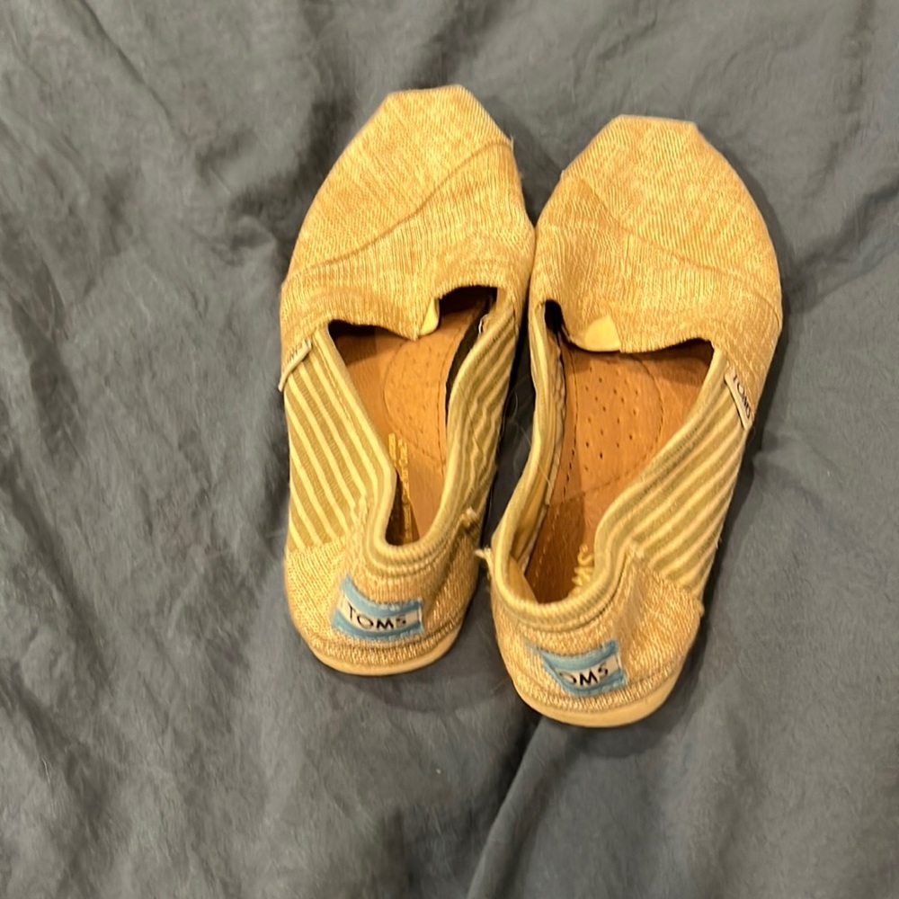 Toms. Size 7.5. Used in good condition.